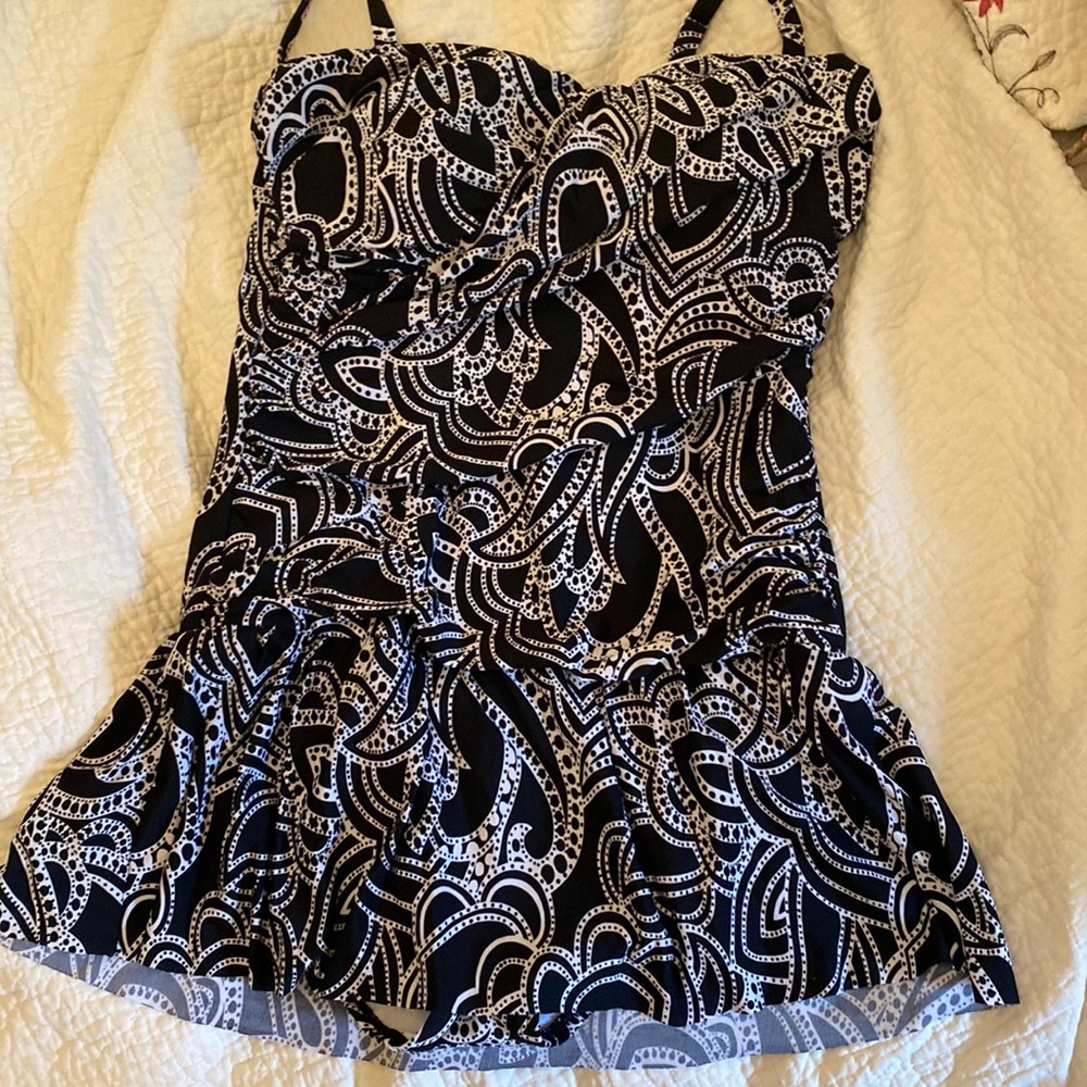 Black white 1 piece ruffle swimsuit